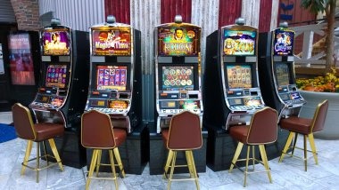 Payment method icons including DANA, OVO, GoPay, ShopeePay, LinkAja, QRIS, BCA, Mandiri, BRI, BNI on kadita77